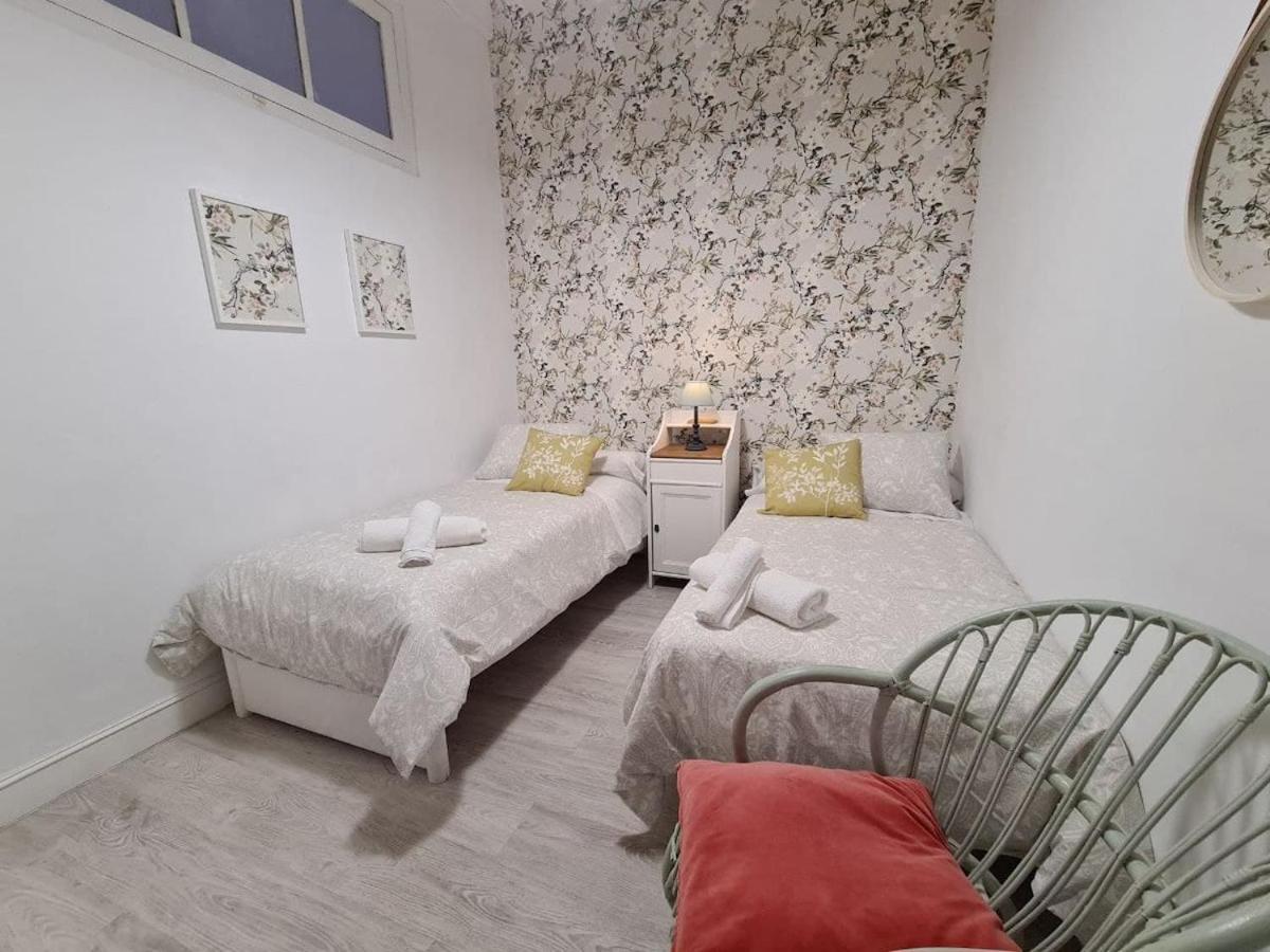 122A - Emblematica Vivienda En Playa San Lorenzo ヒホン エクステリア 写真